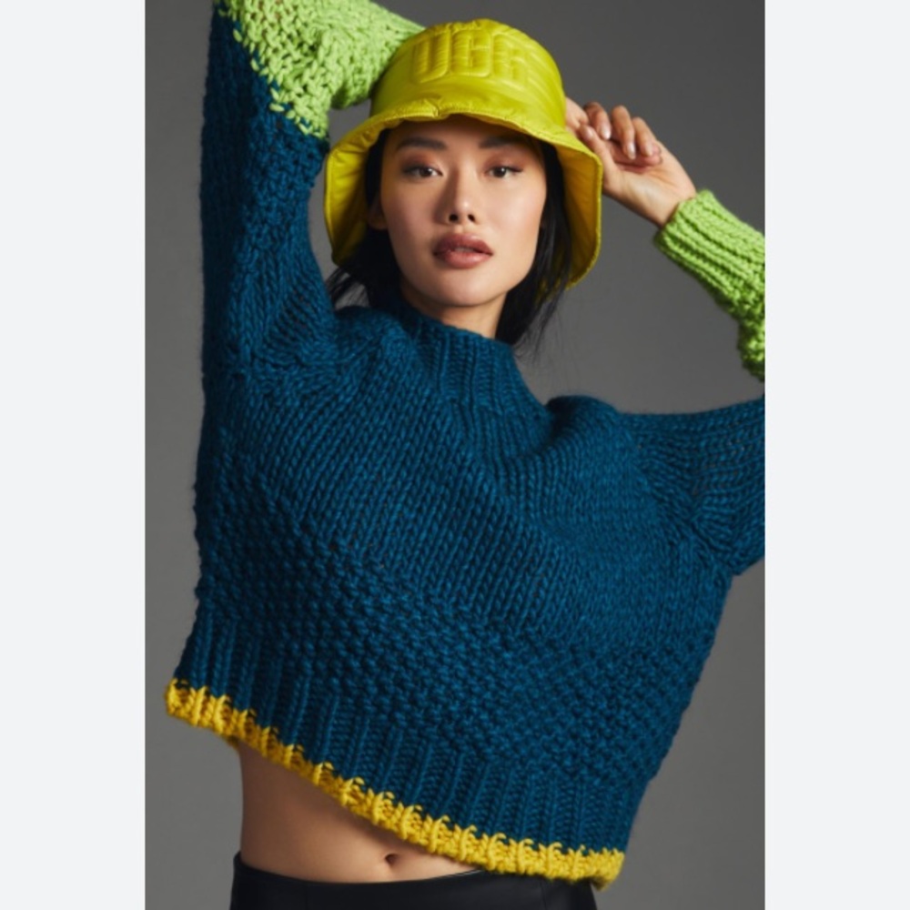 DR. BLOOM Anthropology
Crew Neck Cropped Chunky Sweater with Textured Knit. 🧶